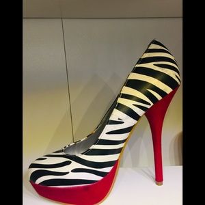 Black/white striped high heel shoe